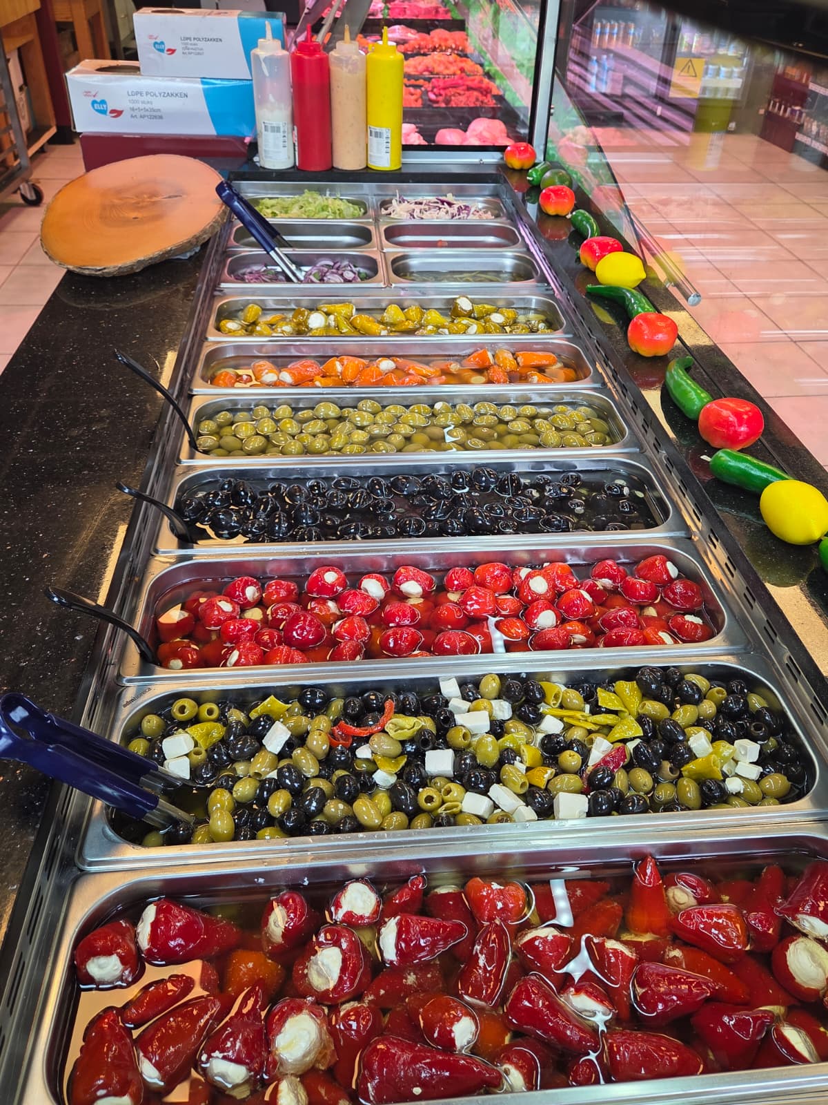 Verse olijven, pepers en mezze in onze toonbank