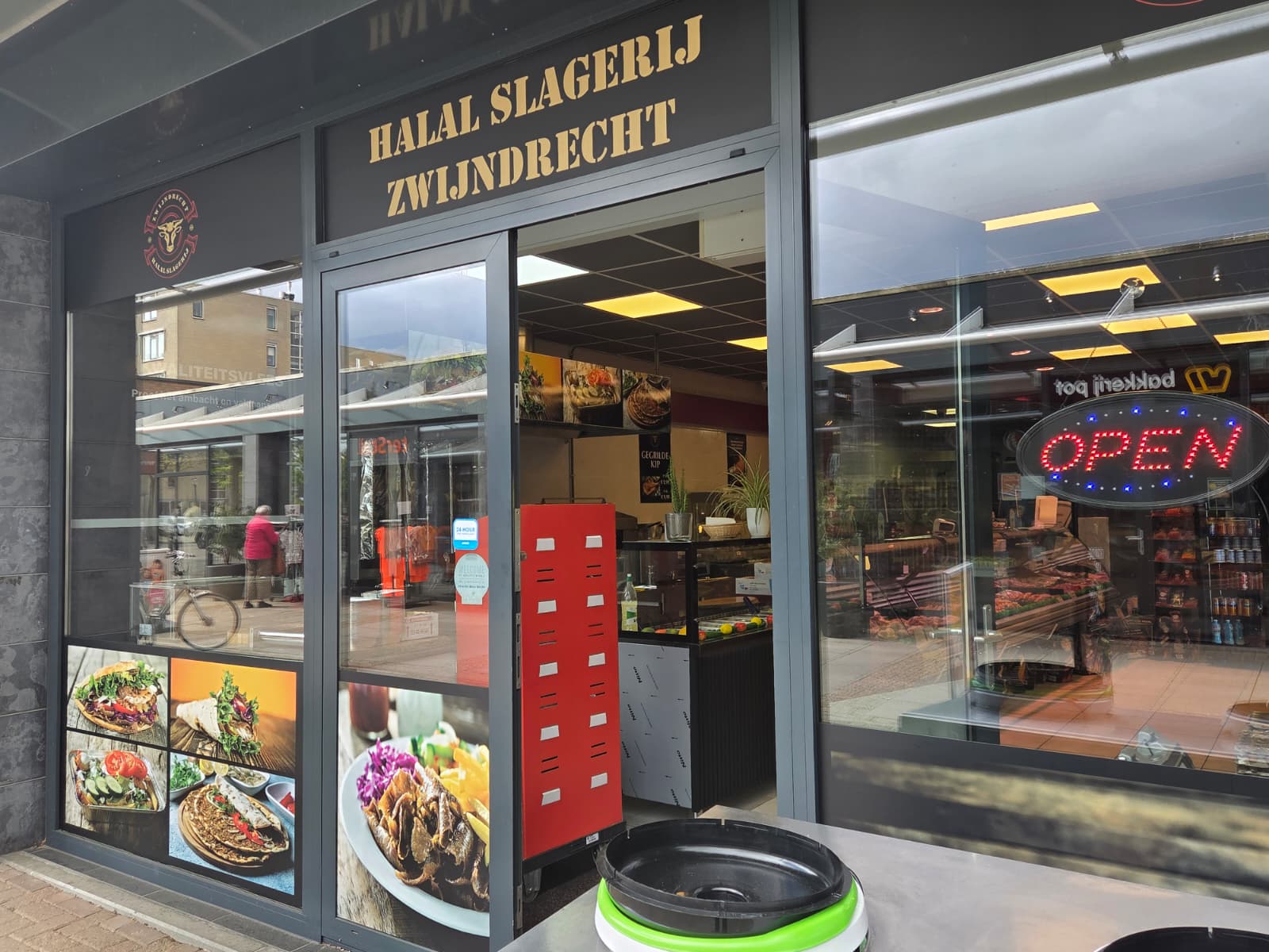 Vooraanzicht van Halal Slagerij Zwijndrecht met OPEN bord